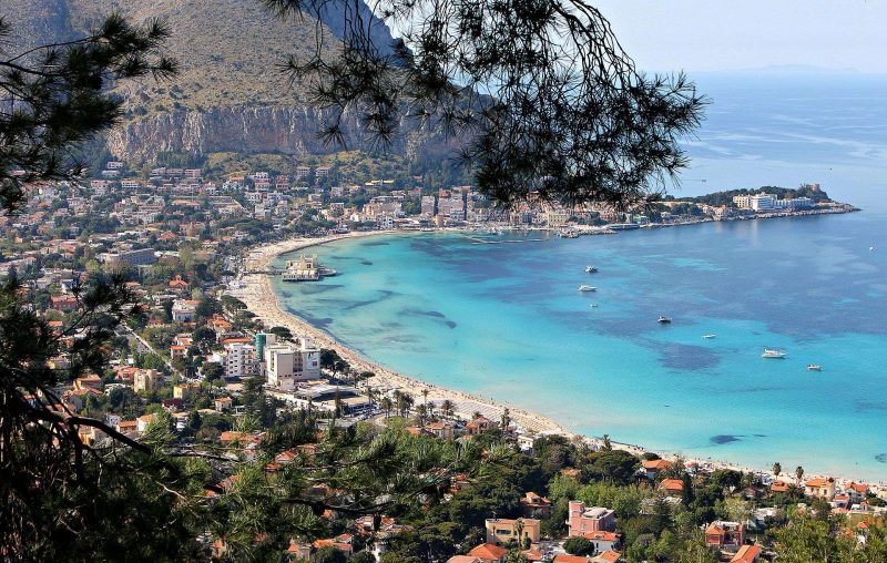 La spiaggia di Mondello vista dall'alto