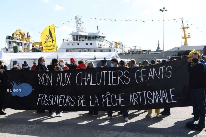 Manifestazione contro la nave scombrus.